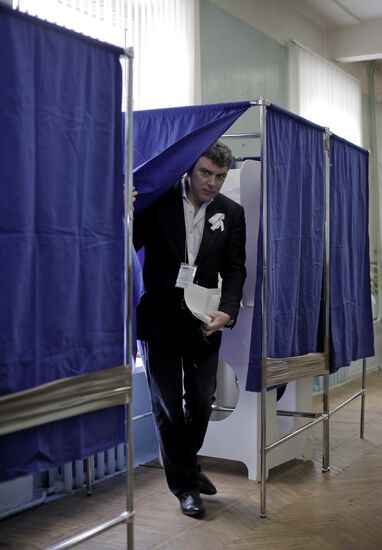 Boris Nemtsov votes in the Russian presidential election