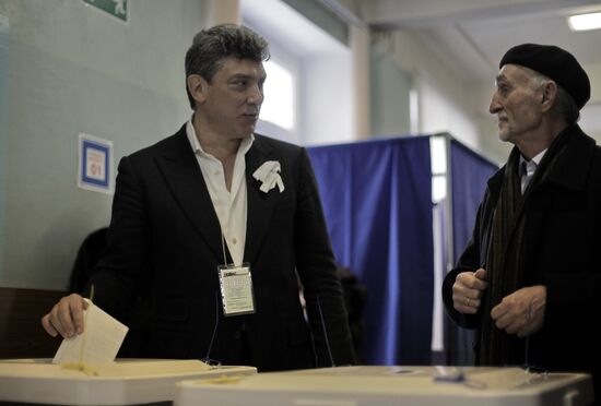 Boris Nemtsov votes in the Russian presidential election