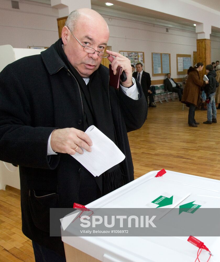 Mikhail Shvydkoi votes in Russian presidential election