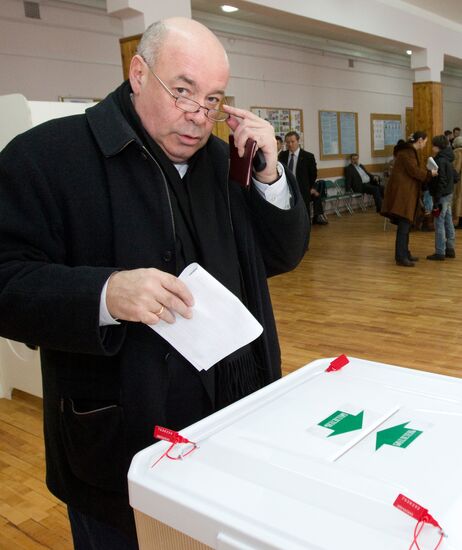 Mikhail Shvydkoi votes in Russian presidential election