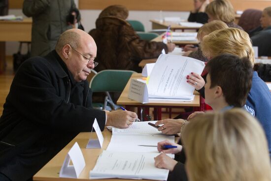 Mikhail Shvydkoi votes in Russian presidential election