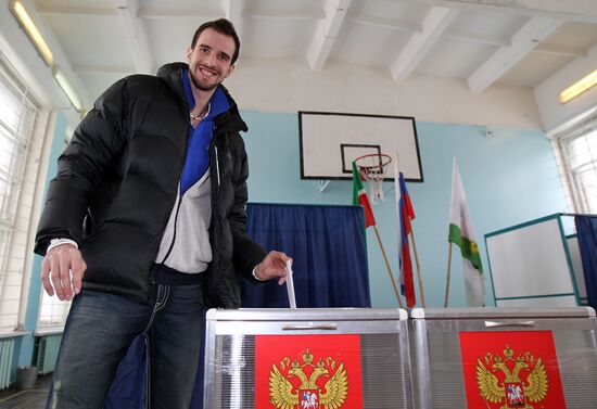 Alexander Volkov votes in Russian presidential election