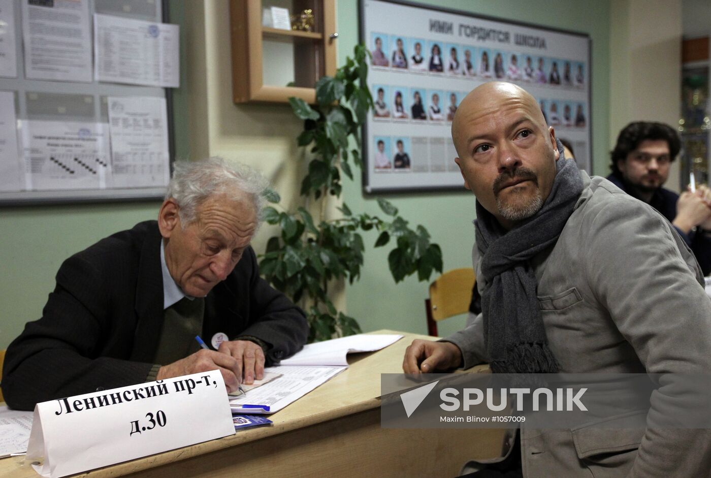 Filmmaker Fyodor Bondarchuk votes in presidential election