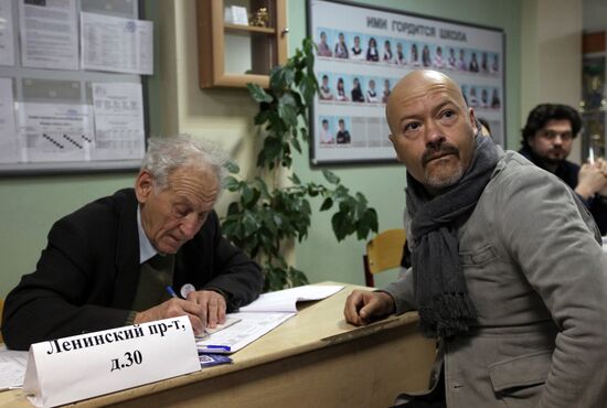 Filmmaker Fyodor Bondarchuk votes in presidential election