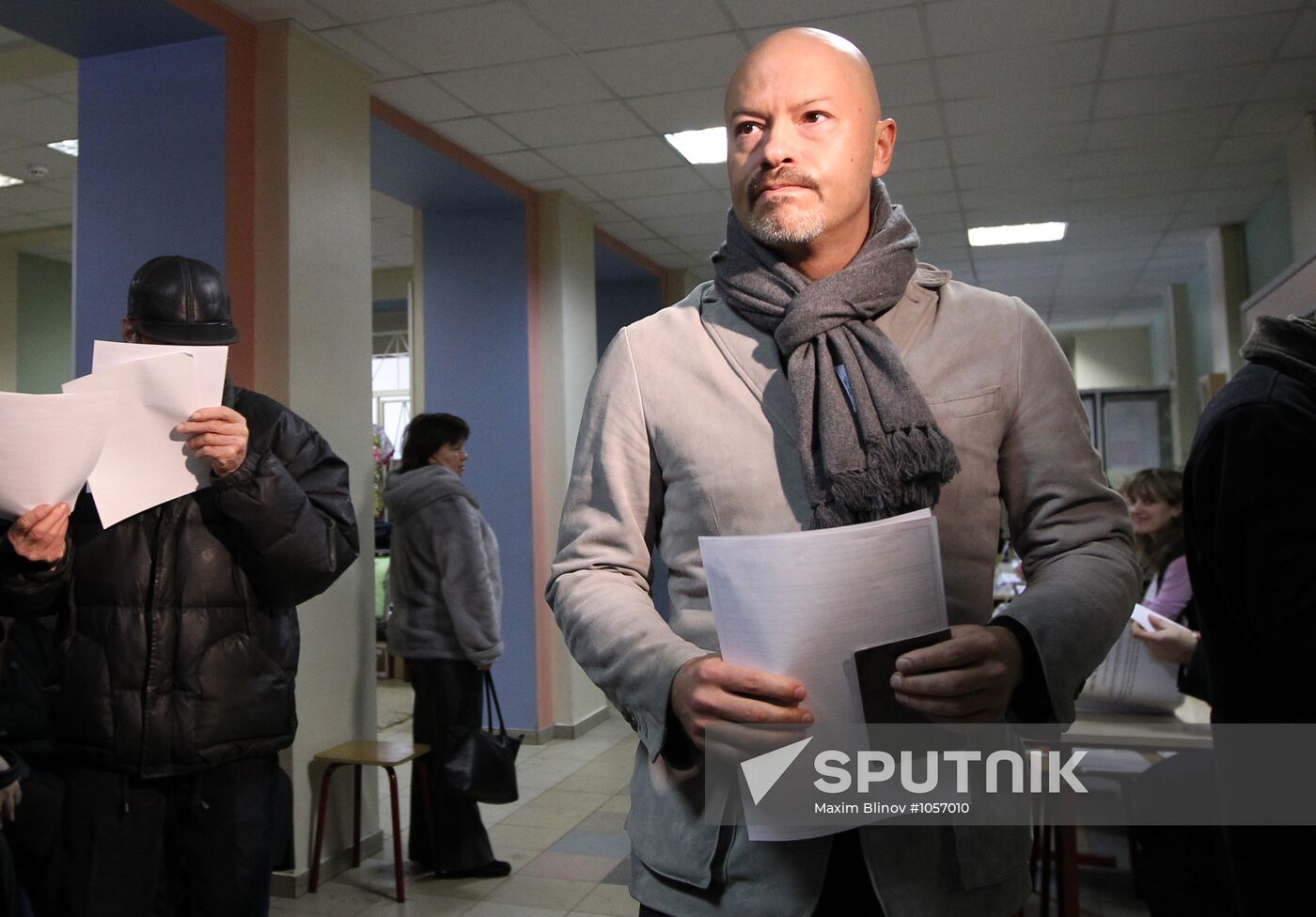 Filmmaker Fyodor Bondarchuk votes in presidential election