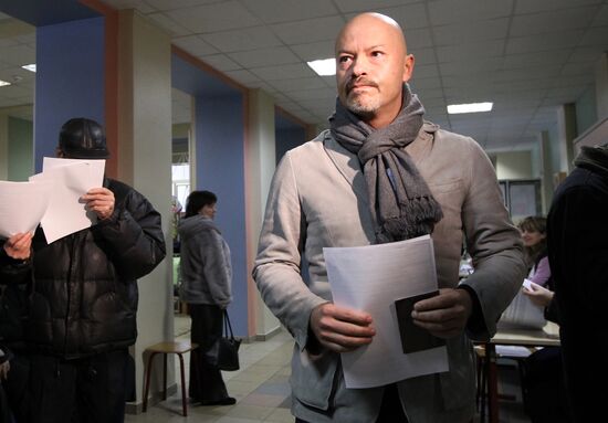 Filmmaker Fyodor Bondarchuk votes in presidential election