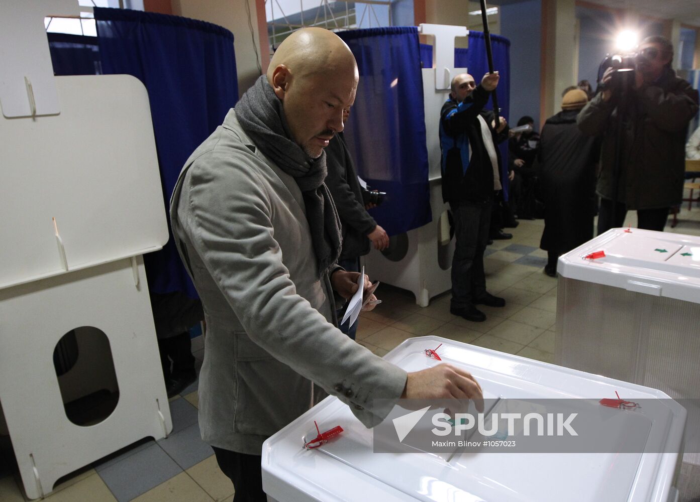 Filmmaker Fyodor Bondarchuk votes in presidential election