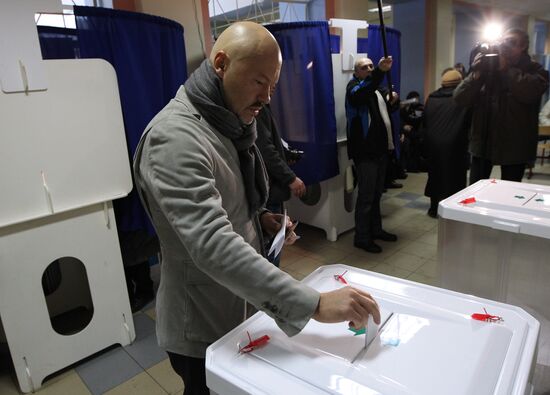 Filmmaker Fyodor Bondarchuk votes in presidential election