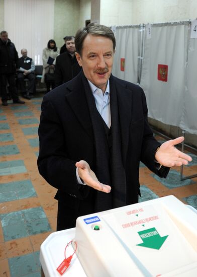 Alexei Gordeyev votes in Russian presidential election