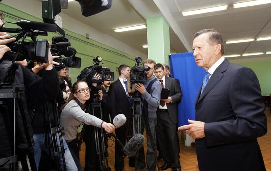 Viktor Zubkov votes in Russian presidential election