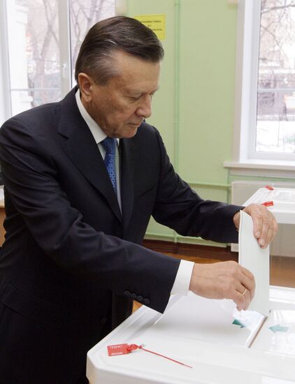 Viktor Zubkov votes in Russian presidential election