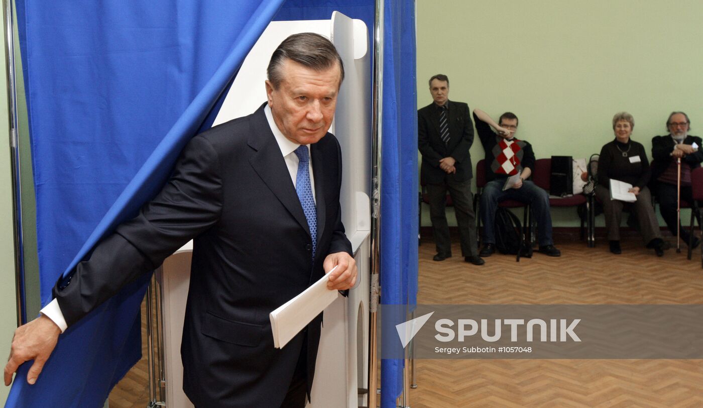 Viktor Zubkov votes in Russian presidential election