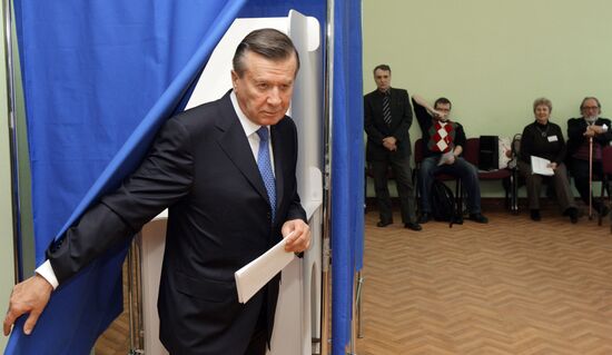 Viktor Zubkov votes in Russian presidential election