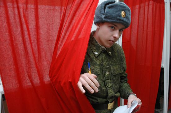 Servicemen vote in presidential election in Moscow Region