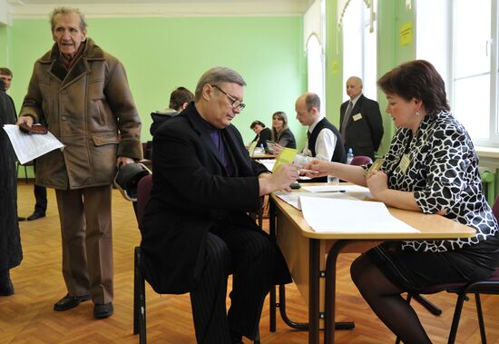 Mikhail Kasyanov votes in Russian presidential election