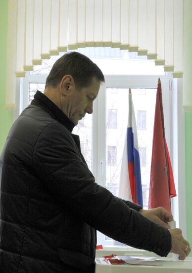 Alexander Zhukov votes in Russian presidential election