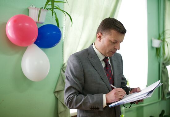 TV journalist Leonid Parfyonov at poling station No. 958