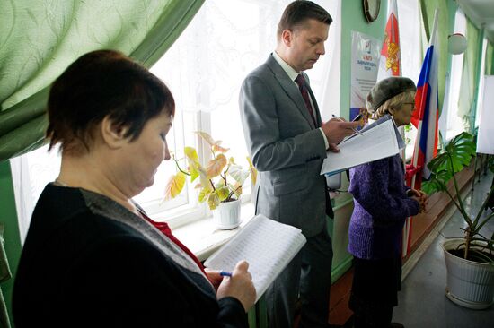 TV journalist Leonid Parfyonov at poling station No. 958