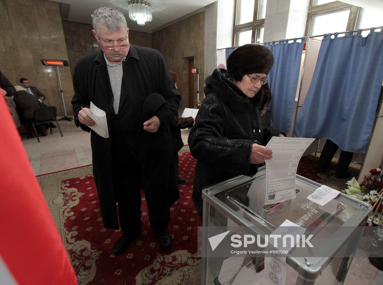 Russian nationals vote abroad