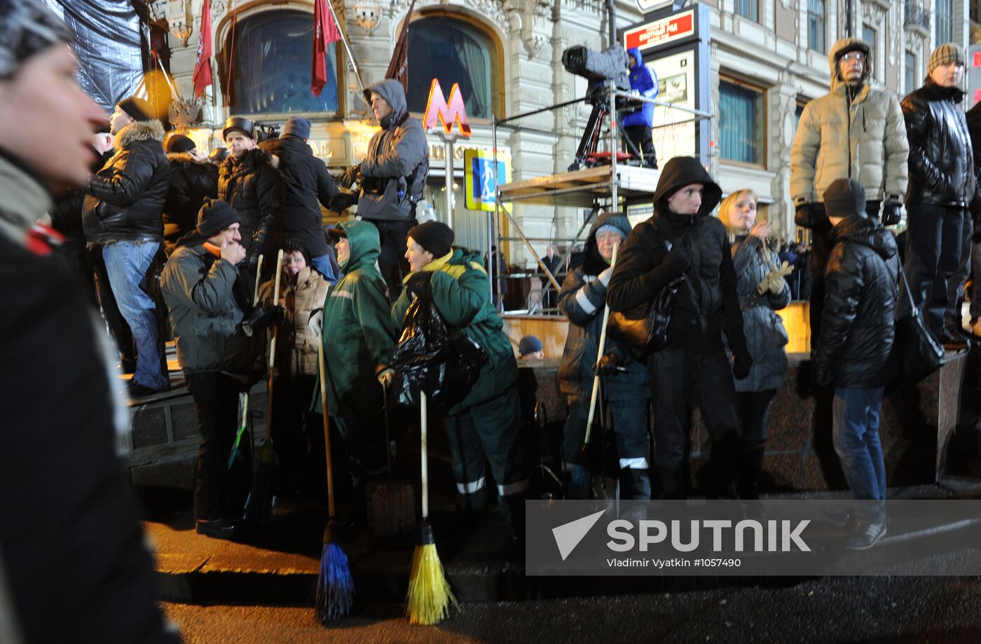 Vladimir Putin's supporters hold rally on Manezh Square