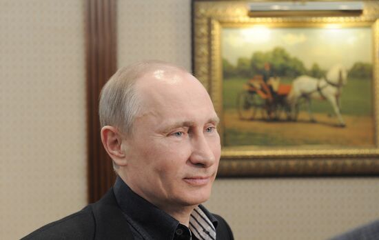 Presidential candidate V. Putin visits campaign headquarte