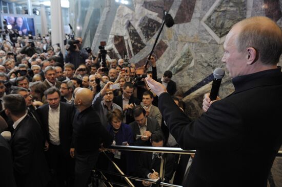 Presidential candidate V. Putin visits his election headquarters