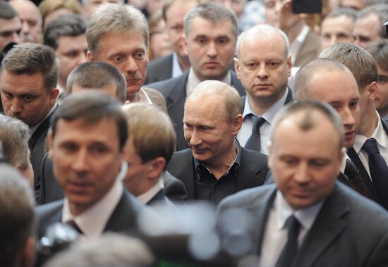 Presidential candidate V. Putin visits his election headquarters