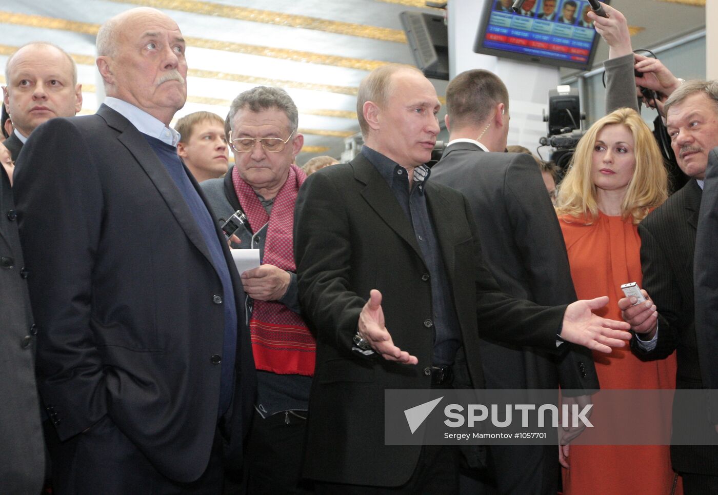 Russian presidential candidate V. Putin visits his headquarters