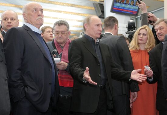 Russian presidential candidate V. Putin visits his headquarters