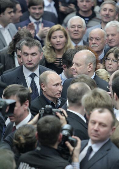 Russian presidential candidate V. Putin visits his headquarters