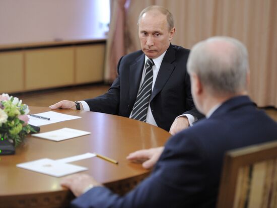 Vladimir Putin meets with presidential candidates