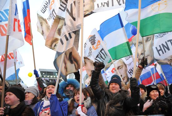 Vladimir Putin supporters' rally on Manege Square