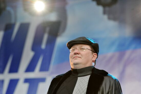 Vladimir Putin supporters' rally on Manege Square