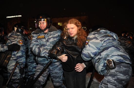 Police arrest protesters in Moscow