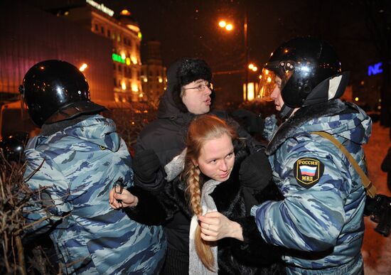 Police arrest protesters in Moscow