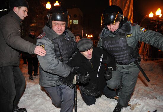 Police arrest protesters in Moscow