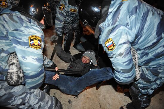 Police arrest protesters in Moscow