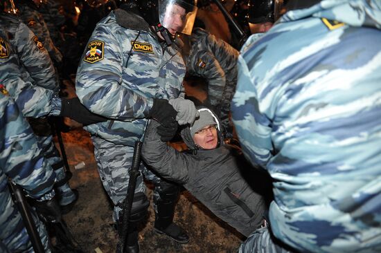 Police arrest protesters in Moscow