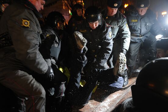 Police arrest protesters in Moscow