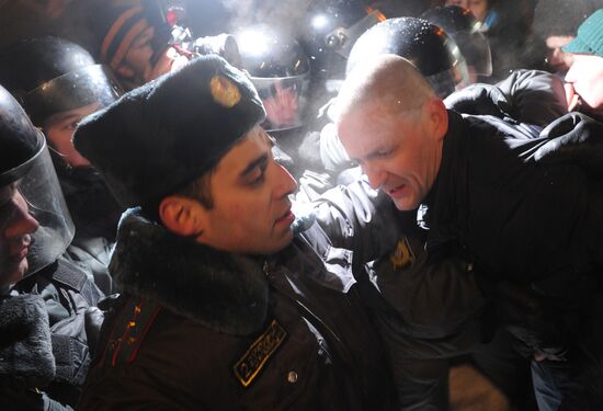 Police arrest protesters in Moscow