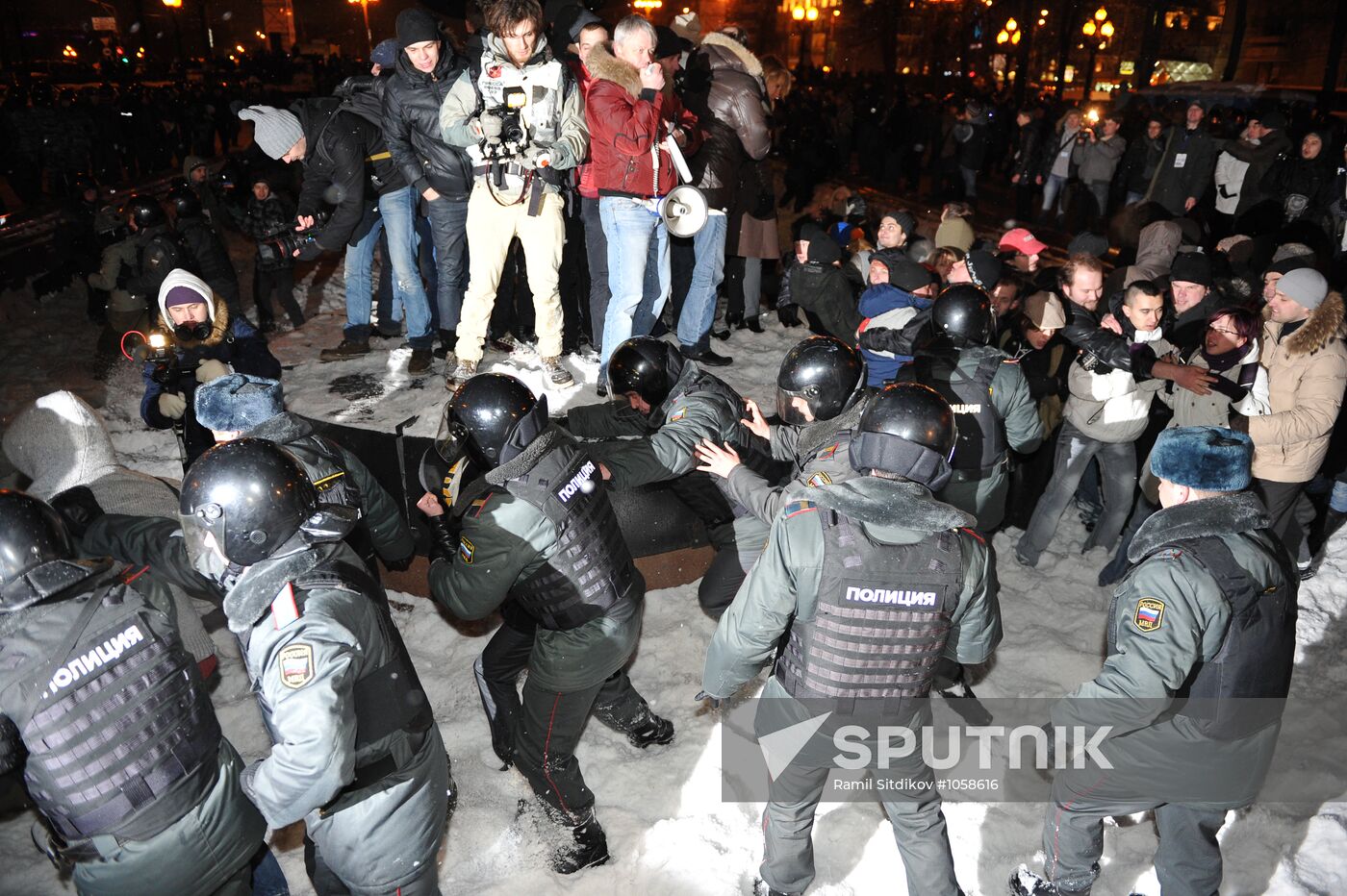 Police arrest protesters in Moscow