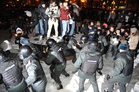 Police arrest protesters in Moscow