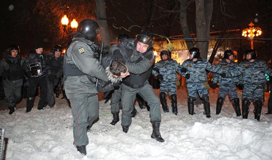 Police arrest protesters in Moscow