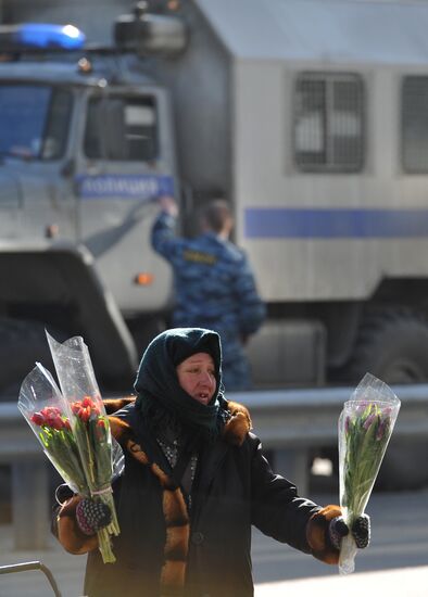 Selling flowers for March 8 holiday in Moscow