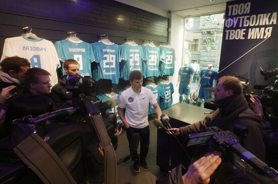 Andrey Arshavin holds autograph session in FC Zenit store