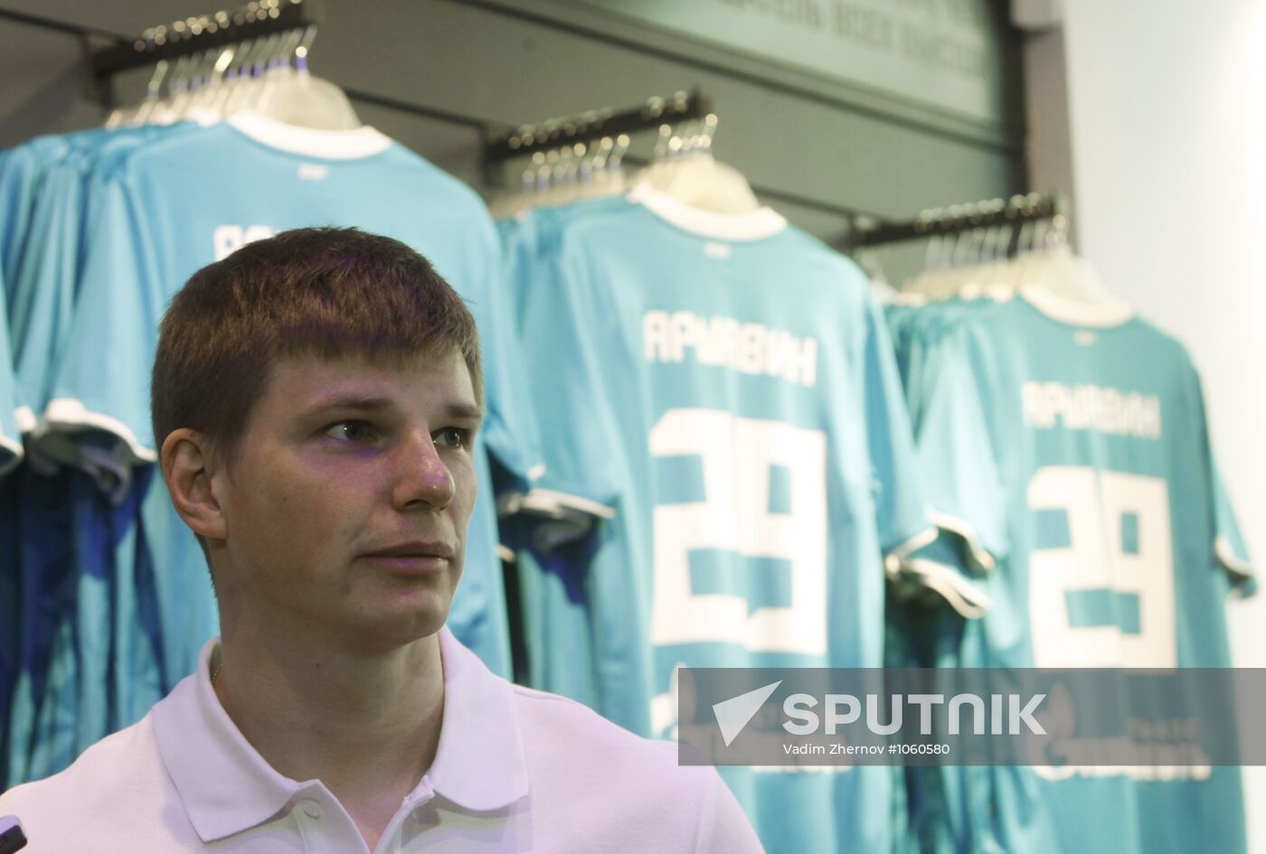 Andrey Arshavin holds autograph session in FC Zenit store