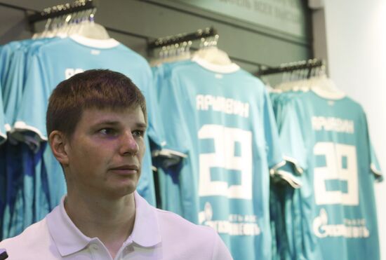 Andrey Arshavin holds autograph session in FC Zenit store