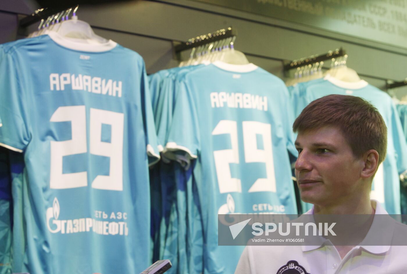 Andrey Arshavin holds autograph session in FC Zenit store