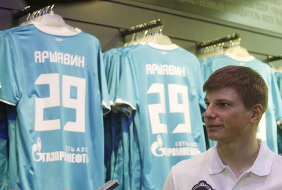 Andrey Arshavin holds autograph session in FC Zenit store