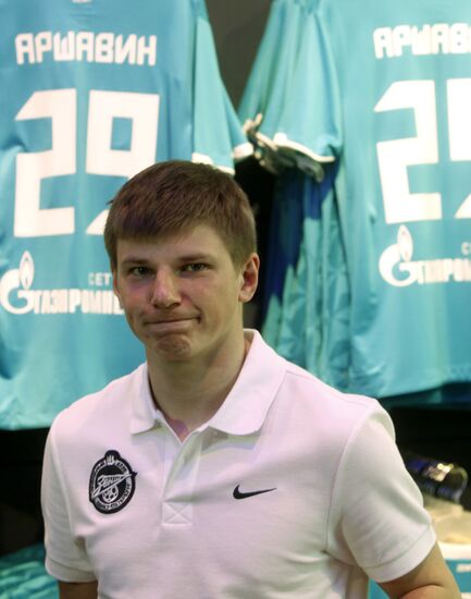 Andrey Arshavin holds autograph session in FC Zenit store